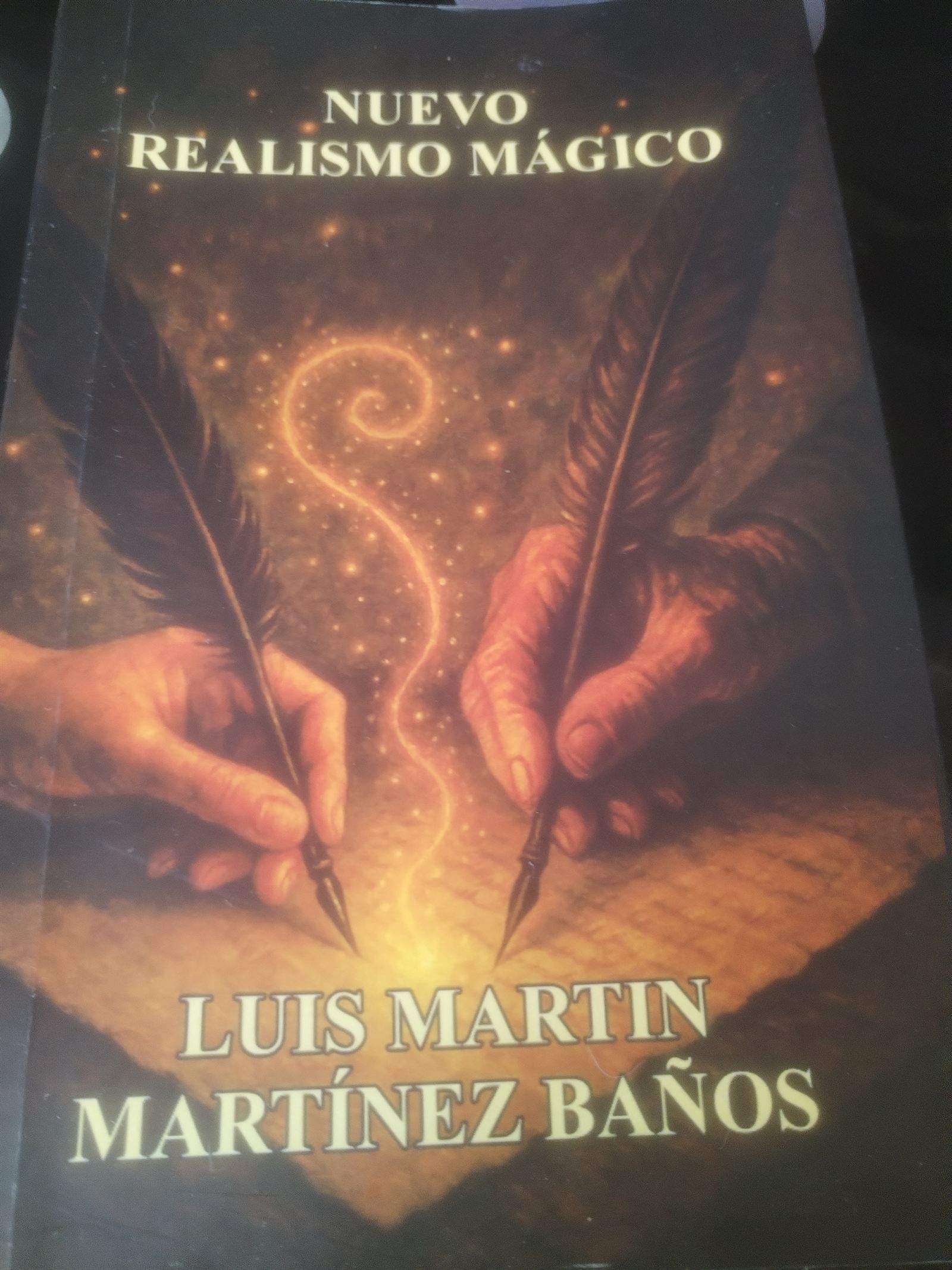 Dos manos escriben con plumas una espiral de luz dorada